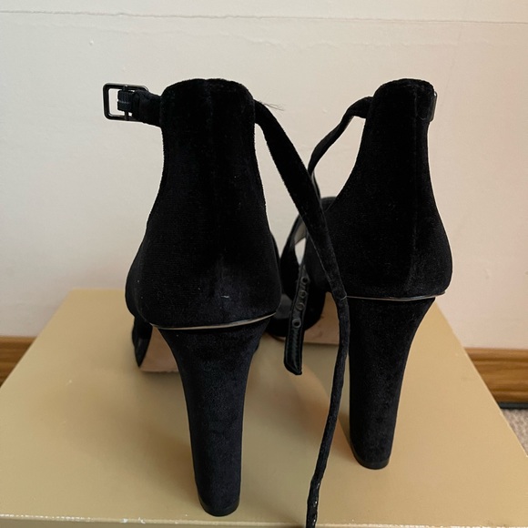 Vince CAMUTO - Picture 3 of 4